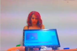 Menina ruiva sexy brinca com vibrador na webcam.
